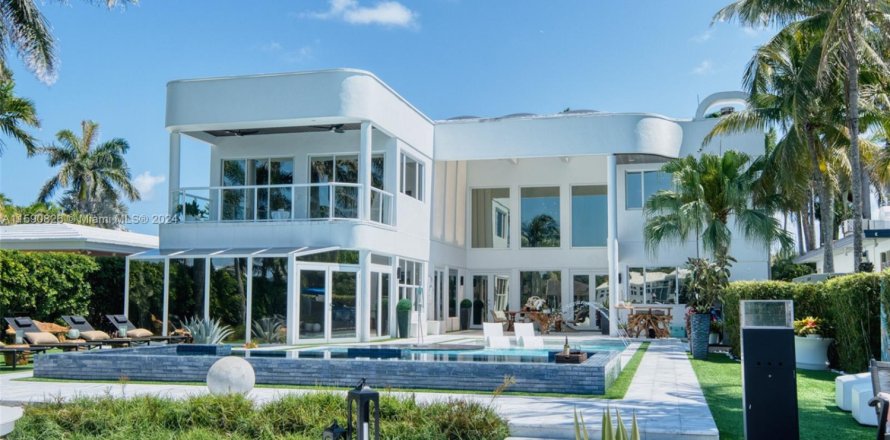 House in Hollywood, Florida 6 bedrooms, 561.5 sq.m. № 1216883