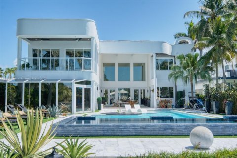 House in Hollywood, Florida 6 bedrooms, 561.5 sq.m. № 1216883 - photo 8
