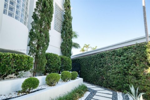House in Hollywood, Florida 6 bedrooms, 561.5 sq.m. № 1216883 - photo 28