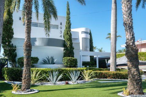 House in Hollywood, Florida 6 bedrooms, 561.5 sq.m. № 1216883 - photo 24