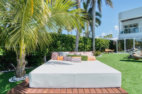 House in Hollywood, Florida 6 bedrooms, 561.5 sq.m. № 1216883 - photo 17