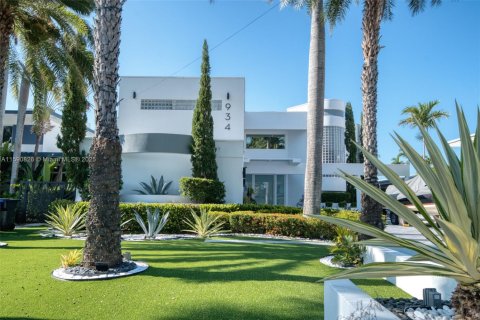 House in Hollywood, Florida 6 bedrooms, 561.5 sq.m. № 1216883 - photo 23