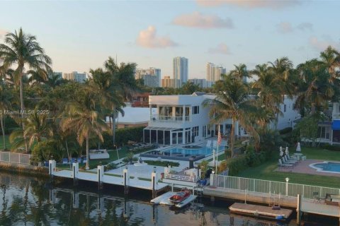 House in Hollywood, Florida 6 bedrooms, 561.5 sq.m. № 1216883 - photo 5