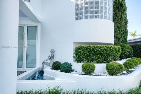 House in Hollywood, Florida 6 bedrooms, 561.5 sq.m. № 1216883 - photo 27