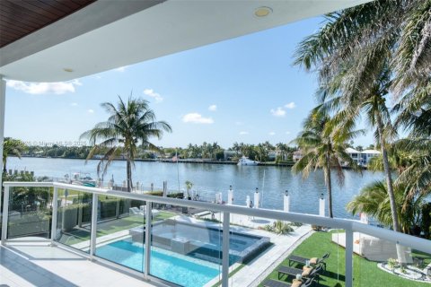 House in Hollywood, Florida 6 bedrooms, 561.5 sq.m. № 1216883 - photo 20