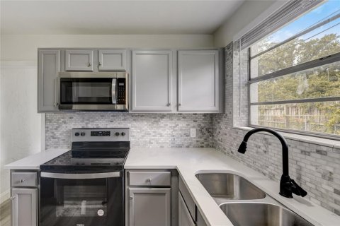 House in Orlando, Florida 2 bedrooms, 79.34 sq.m. № 2198791 - photo 13