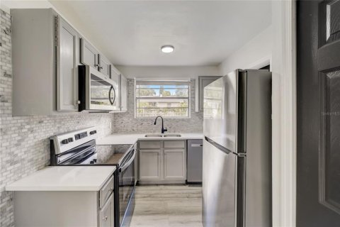 House in Orlando, Florida 2 bedrooms, 79.34 sq.m. № 2198791 - photo 9