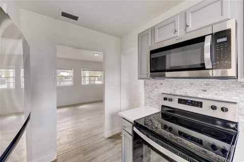 House in Orlando, Florida 2 bedrooms, 79.34 sq.m. № 2198791 - photo 15