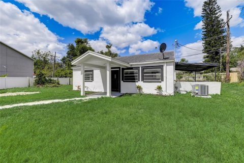 House in Orlando, Florida 2 bedrooms, 79.34 sq.m. № 2198791 - photo 24