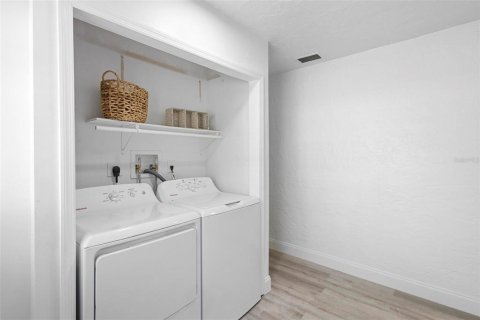House in Orlando, Florida 2 bedrooms, 79.34 sq.m. № 2198791 - photo 19