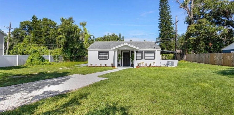 House in Orlando, Florida 2 bedrooms, 79.34 sq.m. № 2198791