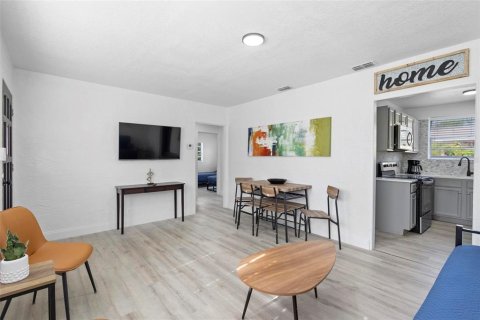 House in Orlando, Florida 2 bedrooms, 79.34 sq.m. № 2198791 - photo 7