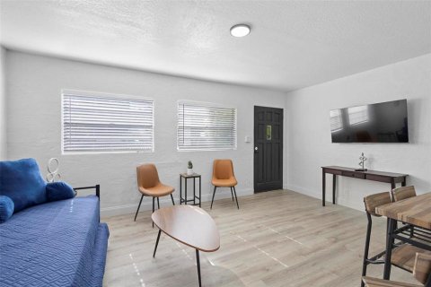 House in Orlando, Florida 2 bedrooms, 79.34 sq.m. № 2198791 - photo 6