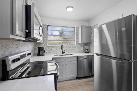 House in Orlando, Florida 2 bedrooms, 79.34 sq.m. № 2198791 - photo 10