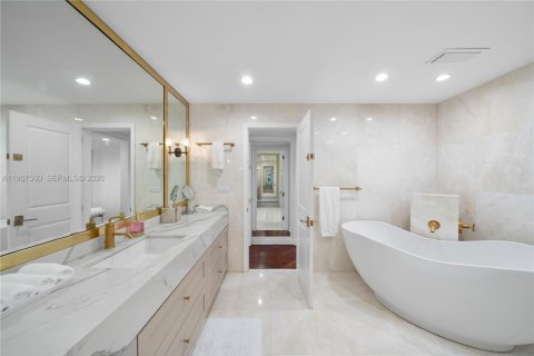 Condo in Miami, Florida, 5 bedrooms № 2082066 - photo 30