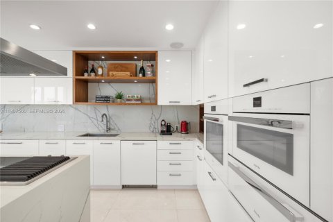 Condo in Miami, Florida, 5 bedrooms № 2082066 - photo 13