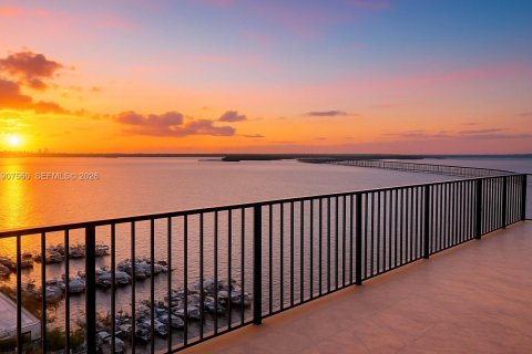 Condo in Miami, Florida, 5 bedrooms № 2082066 - photo 3