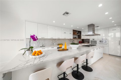 Condo in Miami, Florida, 5 bedrooms № 2082066 - photo 11