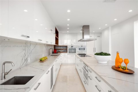 Condo in Miami, Florida, 5 bedrooms № 2082066 - photo 12