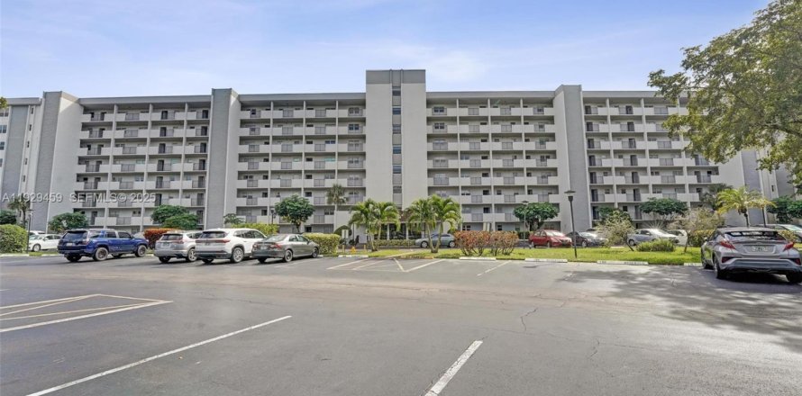 Кондоминиум с 2 спальнями в Лодерхилл, Флорида № 1987792