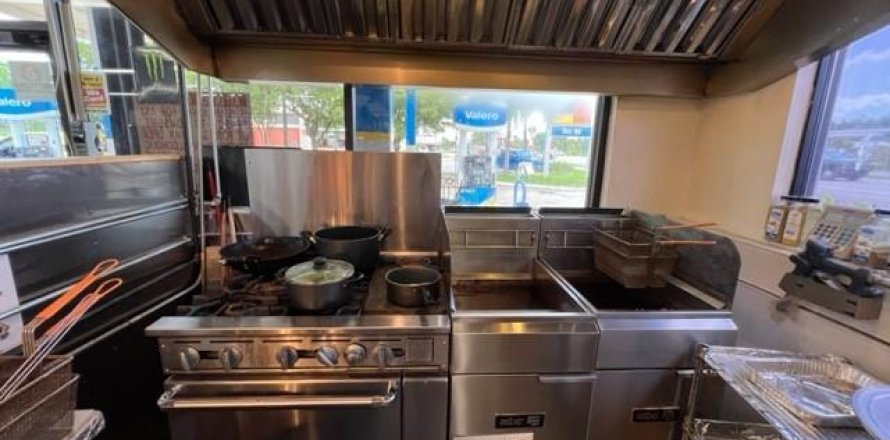Commercial property in Homestead, Florida № 580656