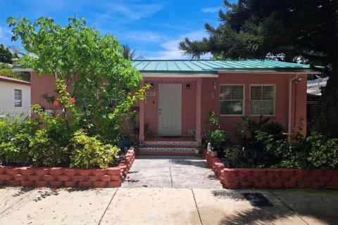 Commercial property in Miami, Florida 218.78 sq.m. № 1980771 - photo 1