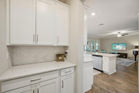 House in New Port Richey, Florida 5 bedrooms, 300.17 sq.m. № 1614573 - photo 8