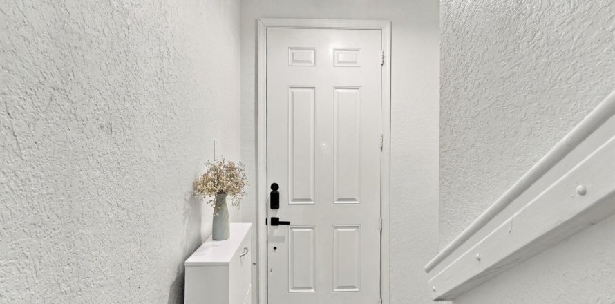 Townhouse in Riviera Beach, Florida 2 bedrooms, 94.95 sq.m. № 2401378