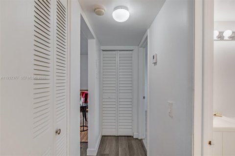 Снять в аренду кондоминиум в Норт-Бей-Виллидж, Флорида 2 спальни, 83.61м2, № 1992088 - фото 23