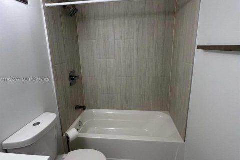 Condominio en alquiler en North Bay Village, Florida, 2 dormitorios, 83.61 m2 № 1992088 - foto 23