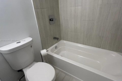 Condominio en alquiler en North Bay Village, Florida, 2 dormitorios, 83.61 m2 № 1992088 - foto 21