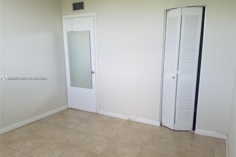 Condominio en alquiler en North Bay Village, Florida, 2 dormitorios, 83.61 m2 № 1992088 - foto 4