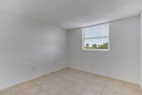 Снять в аренду кондоминиум в Норт-Бей-Виллидж, Флорида 2 спальни, 83.61м2, № 1992088 - фото 24