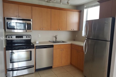 Condominio en alquiler en North Bay Village, Florida, 2 dormitorios, 83.61 m2 № 1992088 - foto 1