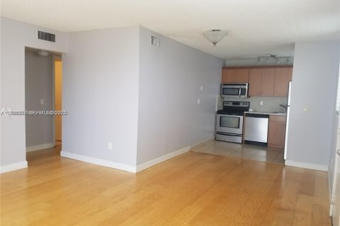 Condominio en alquiler en North Bay Village, Florida, 2 dormitorios, 83.61 m2 № 1992088 - foto 2