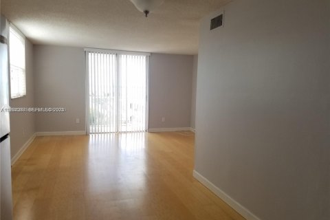 Condominio en alquiler en North Bay Village, Florida, 2 dormitorios, 83.61 m2 № 1992088 - foto 3