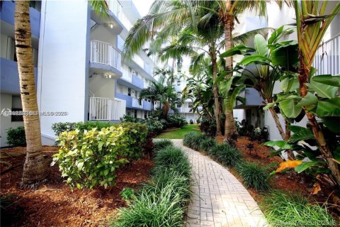 Condominio en alquiler en North Bay Village, Florida, 2 dormitorios, 83.61 m2 № 1992088 - foto 10