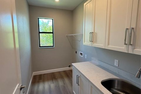 House in Port Charlotte, Florida 3 bedrooms, 208.38 sq.m. № 604948 - photo 23