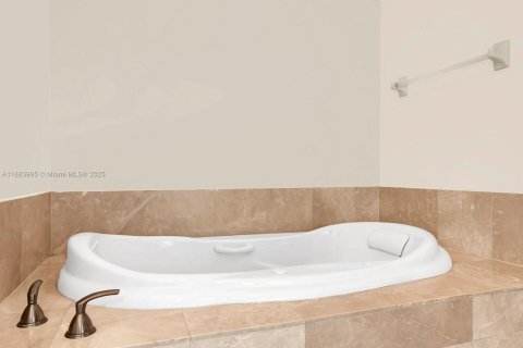 Copropriété à vendre à North Miami, Floride: 3 chambres, 169.27 m2 № 1932816 - photo 20