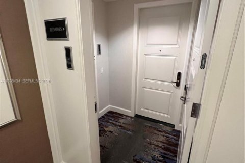 Condominio en alquiler en Miami, Florida, 2 dormitorios, 167.32 m2 № 2081597 - foto 7