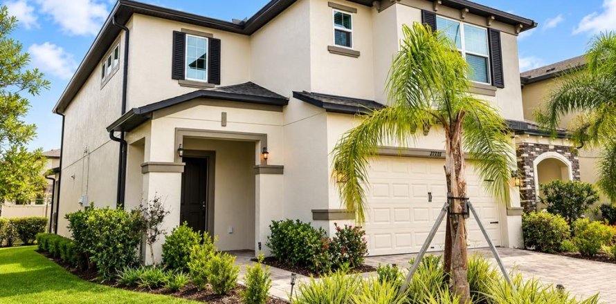 House in Zephyrhills, Florida 4 bedrooms, 242.1 sq.m. № 2393988