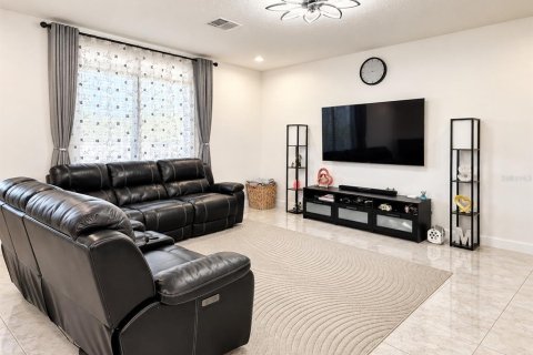 House in Zephyrhills, Florida 4 bedrooms, 242.1 sq.m. № 2393988 - photo 8