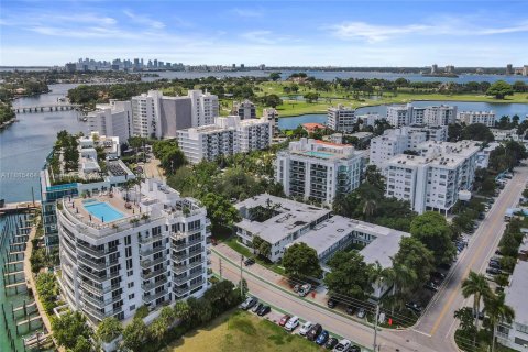 Appartement à louer à Bay Harbor Islands, Floride: 1 chambre, 1976.22 m2 № 1931730 - photo 1
