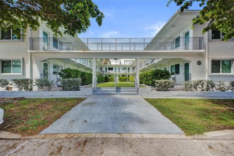 Appartement à louer à Bay Harbor Islands, Floride: 1 chambre, 1976.22 m2 № 1931730 - photo 2