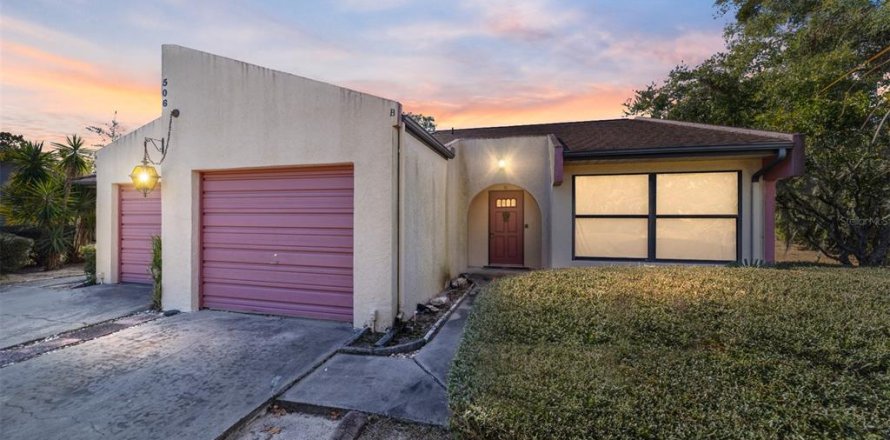 Commercial property in Ocala, Florida 4 bedrooms, 225.57 sq.m. № 1723519