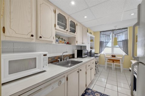 Condominio en venta en Lauderdale Lakes, Florida, 2 dormitorios, 89.19 m2 № 2090256 - foto 14