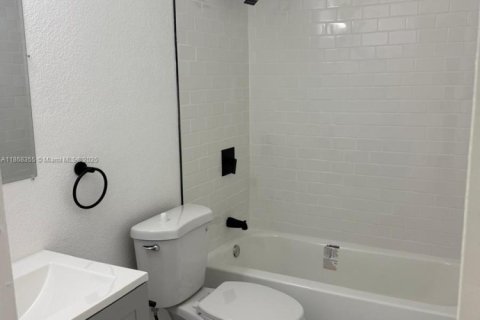Copropriété à louer à Hialeah, Floride: 2 chambres, 77.02 m2 № 1923649 - photo 6
