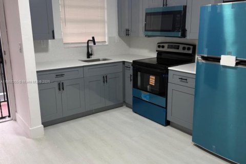 Condo in Hialeah, Florida, 2 bedrooms  № 1923649 - photo 1