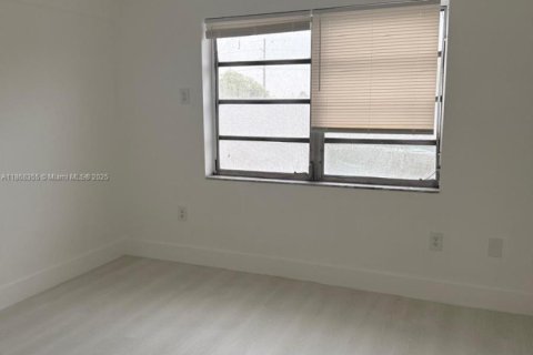Condo in Hialeah, Florida, 2 bedrooms  № 1923649 - photo 5