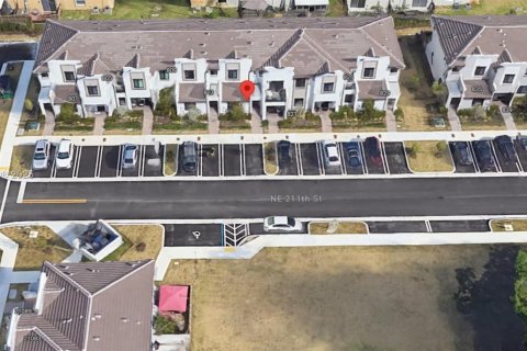 Adosado en venta en Miami, Florida, 3 dormitorios, 122.63 m2 № 1752009 - foto 1
